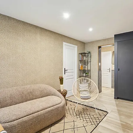 Cozy In The Center Of 2 Bedrooms