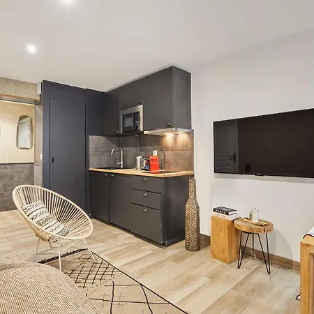 Cozy In The Center Of 2 Bedrooms *