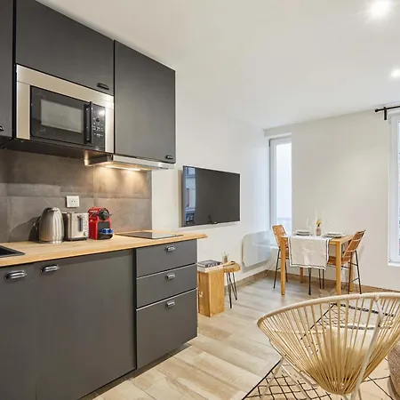 Cozy In The Center Of 2 Bedrooms *